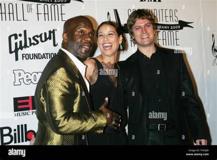 Bebe Winans (L) and Rob Thomas and wife Marisol arrive for the 2009